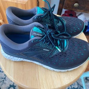 Beooks running shoes in great condition